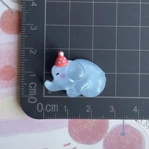Grazioso ciondolo elefante in resina con brillantini e cappellino da festa per fai da te.