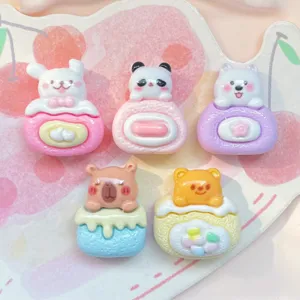 Gros plan de charmants cabochons en résine d'animaux pour la décoration d'artisanat.