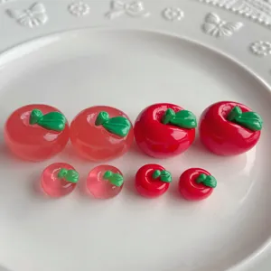 Primo piano dettaglio di cabochon di mele in resina 3D carini, perfetti per custodie e accessori.