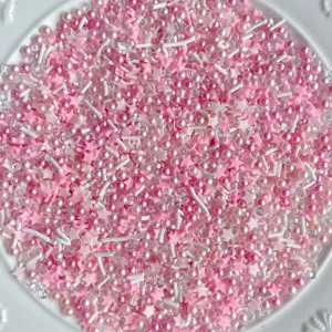 Ροζ και λευκά charms για slime mix, αστέρια από πολυμερή πηλό και πέρλες λεπτομέρεια κοντινή.
