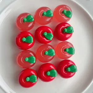 Primo piano di grandi cabochon in resina mela rossa 3D, perfetti per progetti artigianali fai da te.