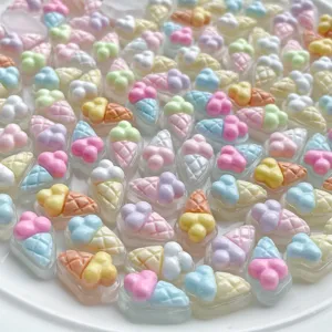 Nahaufnahme von Mini-Eis-Harz-Cabochons, bunte DIY-Bastelzubehörteile für Haarnadeln.