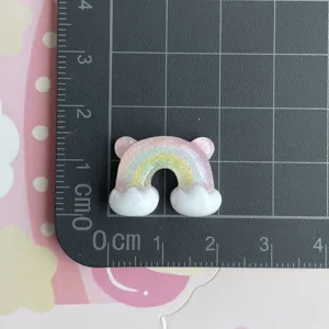 Lucido cabochon in resina orsetto arcobaleno glitter ciondolo DIY per custodia telefono e decori.