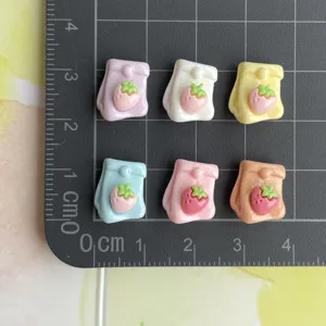 Mini ciondolino borsa fragola in resina per decorazione cover cellulare e molletta