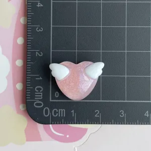 Cabochon in resina cuore glitterato rosa con ali d'angelo accessorio per gioielli fai da te