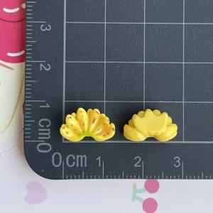 Vista dettagliata del ciondolo banana in resina in miniatura, ideale per accessori fai da te.