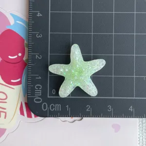 Détail de pendentif étoile en résine brillante, accessoire pour bijoux et loisirs créatifs.