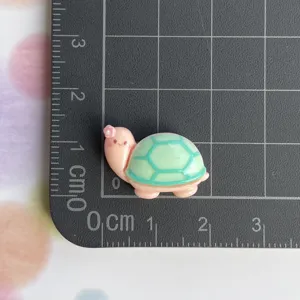 Detailansicht des Harz-Schildkröten-Anhängers, süßes rosa-grünes Meereskreaturen-DIY-Zubehör.