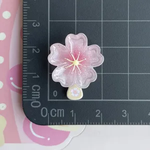 Cabochon in resina fiore di ciliegio rosa con glitter fini per accessori fai da te.