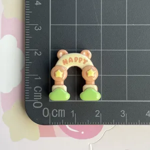 Niedlicher Bär Harz Zubehör DIY Handyhülle Anhänger Bogen Dekor mit glücklich Text