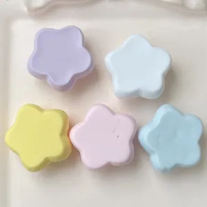 Primo piano di ciondoli a stella in resina pastello, accessori per gioielli fai da te.