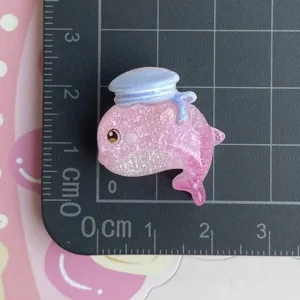Rosa Glitzer Wal Harz Anhänger Nahaufnahme, süßes Matrosenhut Design für DIY Handydesign.
