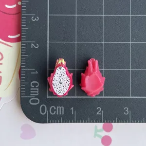 Dettaglio ciondoli in resina di pitaya mini, perfetti per custodie e accessori fai da te.
