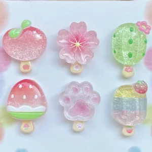 Simpatici ciondoli gelato in resina glitterata, frutta trasparente e accessori fai da te.