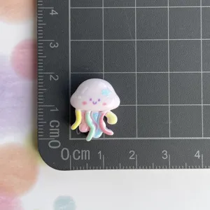 Kleine bunte Harz Quallen Anhaenger fuer DIY Handyhuellen und Haarklippen, schoenes Meer Tier.