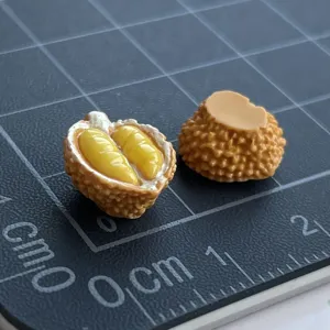 Ciondoli durian resina miniatura dettaglio ravvicinato per accessori custodia telefono.