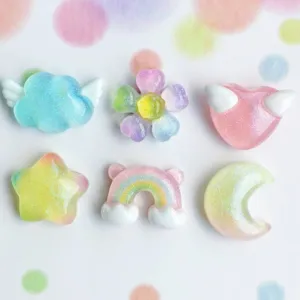Ciondoli fai da te in resina glitterata per zoccoli, cover per cellulari e decorazioni.