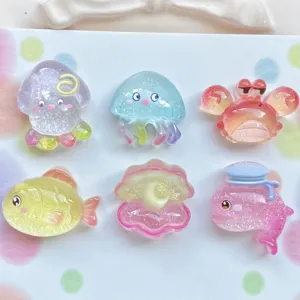 Nahaufnahme von transparenten glitzernden Harz Meeres Tier Charms für Handyhüllen und Clogs.