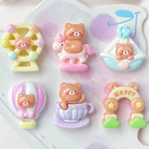 Detailansicht süßer Cartoon-Bär-Harz-Cabochons mit Freizeitpark-Themen für DIY-Bastelarbeiten.