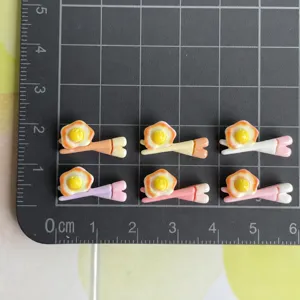 Mini mollette per capelli uovo al tegamino in resina dettaglio, griglia accessori DIY.