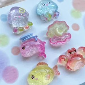 Detailansicht der bunten glitzernden Harz-Meerestiere, ideal für DIY-Handyhüllen und Clogs.