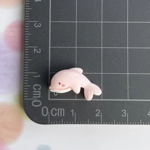Kleiner rosa Delphin-Harz-Anhänger, süßes Meerestier für Handyhülle Haarnadel DIY-Basteln