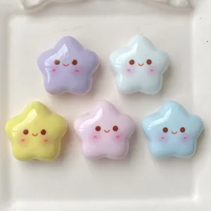 Dettaglio ciondoli in resina stella sorridente, cabochon kawaii colorati per artigianato fai da te.