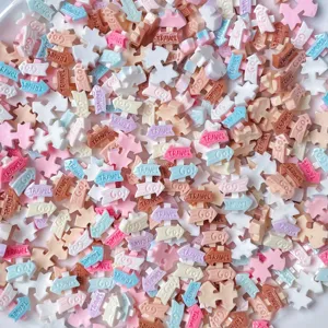 Ciondoli in resina con puzzle e cartelli pastello, ideali per decorare cover e mollette fai-da-te.