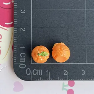Piccoli ciondoli arancione in resina, mini cabochon di frutta per cover telefono e gioielli fai da te.