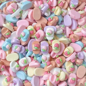 Deliziosi mini ciondoli a pantofola in resina con fragola per decorare custodie di telefoni.