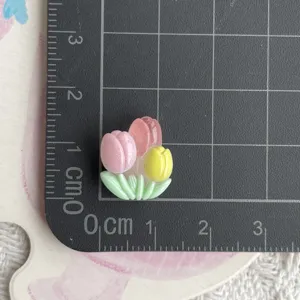 Vue détaillée de breloque miniature tulipe en résine, idéale pour pinces à cheveux DIY.