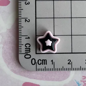 Mini black pink resin star accessory detail, perfect for phone cases and hair clips DIY crafts.