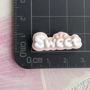 Ciondolo in resina con lettera sweet per forcine fai da te e custodia telefono dettaglio