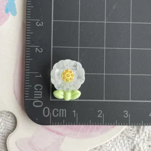 Mini pendentif fleur transparente en résine pour pinces à cheveux DIY et artisanat fait main.