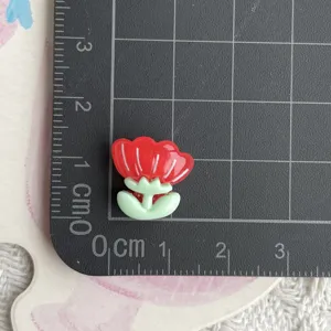 Mini accessoire de fleur en résine tulipe rouge et verte pour épingles à cheveux DIY détail.