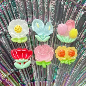 Mini cabochons floraux transparents en résine détails pour pinces à cheveux et accessoires DIY.