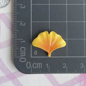 Mini colgante de hoja de ginkgo de resina, degradado amarillo para funda de móvil.
