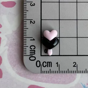 Cute black and pink resin heart charms for DIY phone case and hairpin decoration.