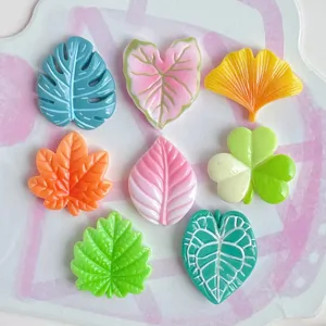 Vista detallada dijes resina hojas, monstera ginkgo arce accesorios diy para funda de telefono.