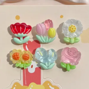 Mini ensemble de breloques en résine de fleurs transparentes pour pinces à cheveux et étuis.
