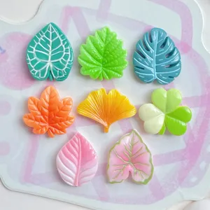 Abalorios de hojas de plantas de resina coloridas, mini ginkgo tropical arce trébol para funda DIY.