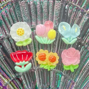 Mini pendentifs fleurs en résine transparente, cabochons floraux pour pinces à cheveux.
