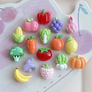 Primo piano dettaglio di mini ciondoli in resina frutta e verdura per fai da te nail art dec