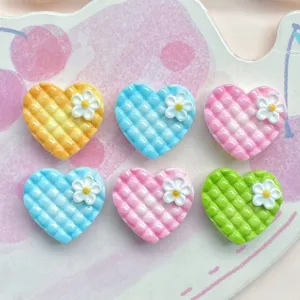 Kleine Harz Herz Waffel Charms mit Blumen, ideal für DIY Haarspangen und niedliche Bastelarbeiten.