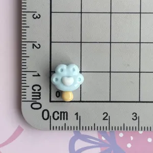 Mini Harz Katzenpfote Eis am Stiel Detail, ideal für DIY Handwerk und Haarschmuck.