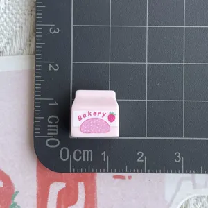 Mini Harz Erdbeer Brotbeutel Anhänger Detail, perfekt für DIY Handyhüllen und Schlüsselanhänger.