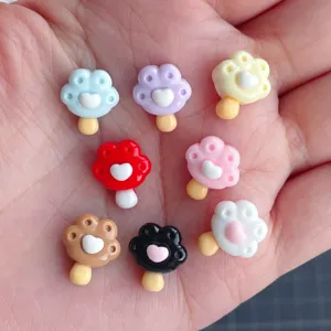 Nahaufnahme von bunten Harz Katzenpfote Lolli Cabochons, ideal für DIY Handwerk und Haarschmuck.