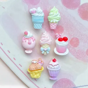 Dettaglio cabochon in resina gelato in miniatura, graziosi ciondoli pastello per cover.