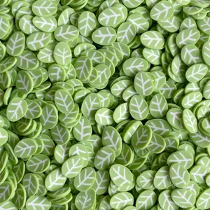 Gros plan de tranches d'argile polymère en feuille verte, idéal pour décoration DIY.