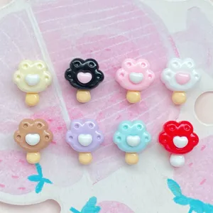 Mini bunte Katzenpfote Harz Anhänger Detailansicht, ideal für DIY Handwerk und Haarnadeln Zubehör.